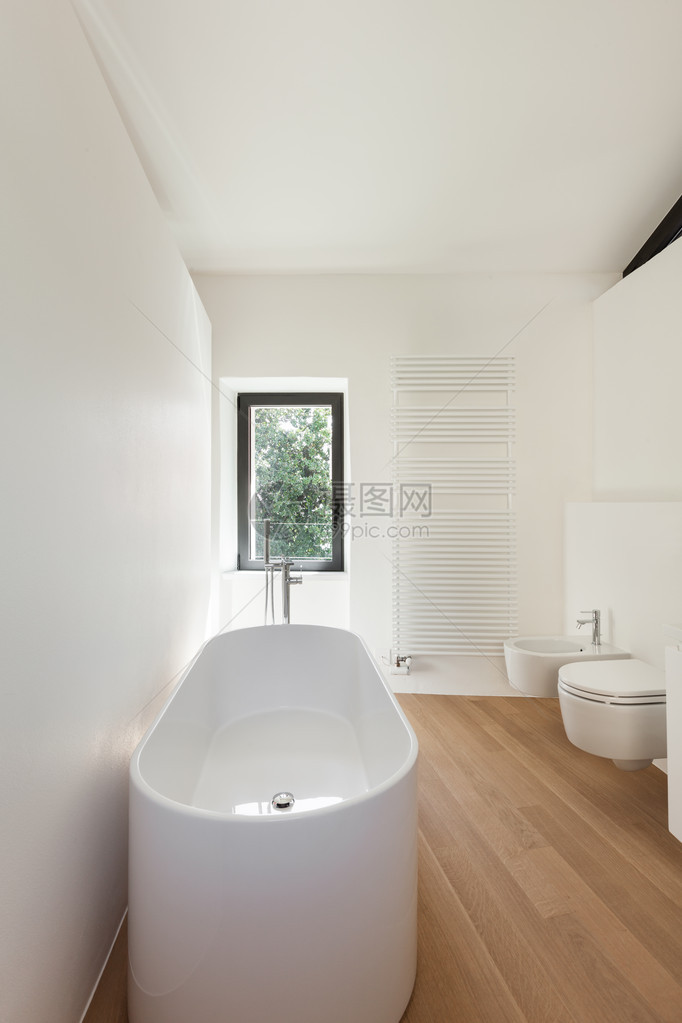 现代阁楼带浴缸的浴室图片