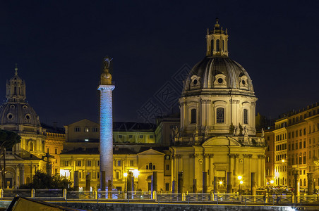 罗马Trajan论坛圣母玛利亚教堂和Trajan专栏图片