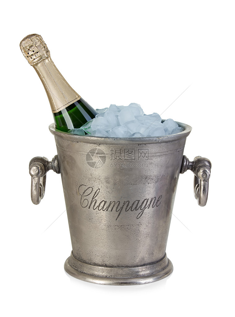 装在桶里的香槟瓶在白色背景上隔着冰块图片