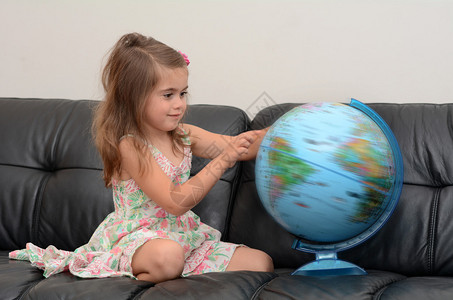 儿童在家中搜索和检查地球图片
