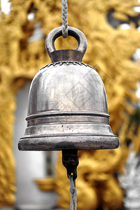 在泰国寺庙的一个响铃的细节图片