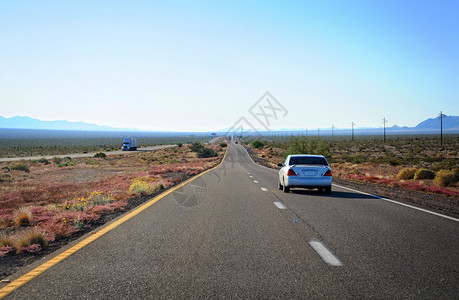 亚利桑那沙漠地带高速公路上图片