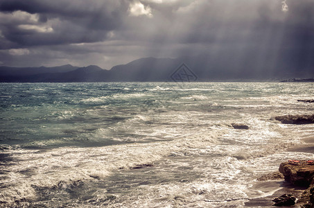 在克里特岛海岸的风暴图片