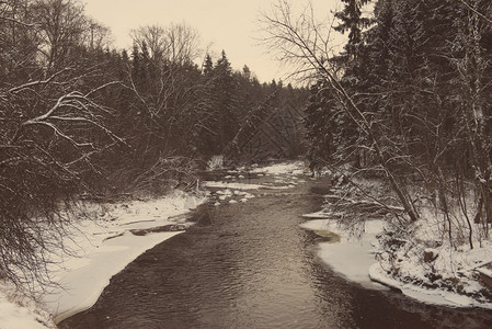 冰雪冻的冬季河流景观图片