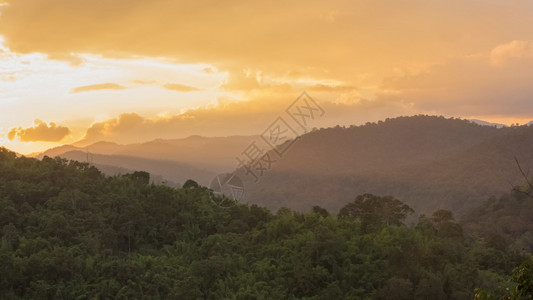 在山后的日落与热带雨林图片