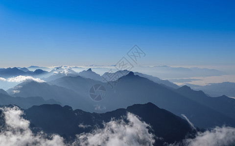 热带山脉的晨雾图片