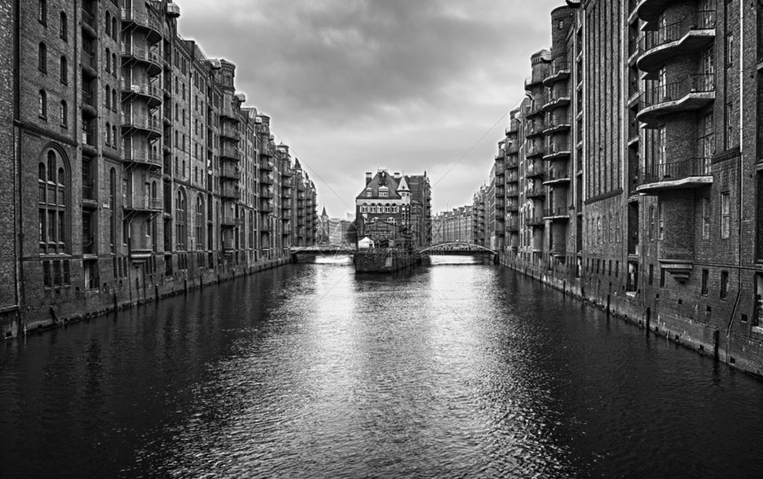 在黑白的汉堡口岸老运河图片