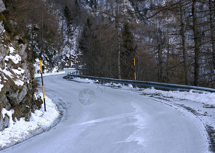 一条冻山路的曲线在冬天图片