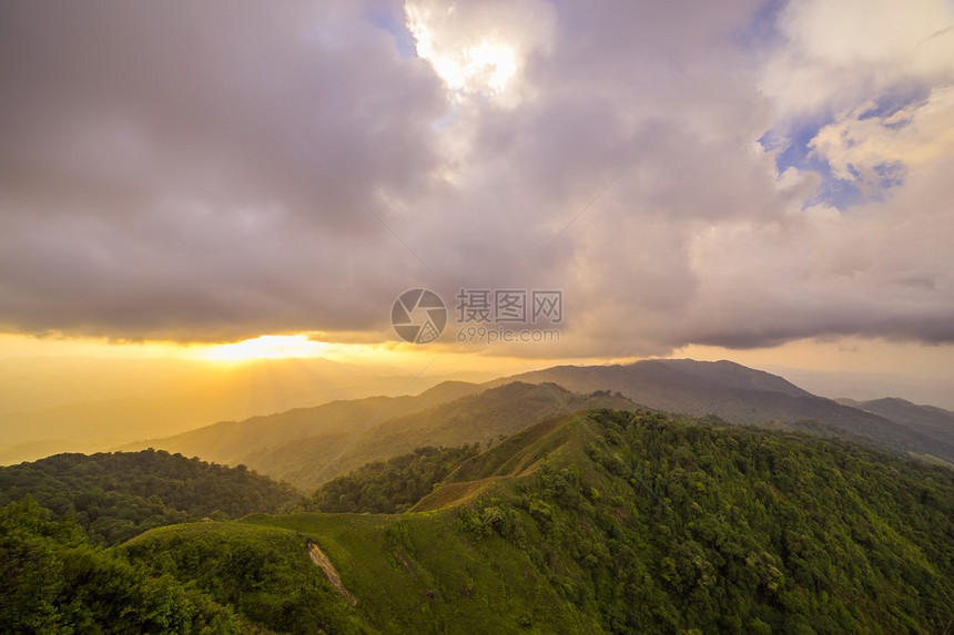 在山的夏天风景日出图片