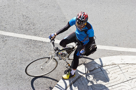城市里骑自行车的人图片