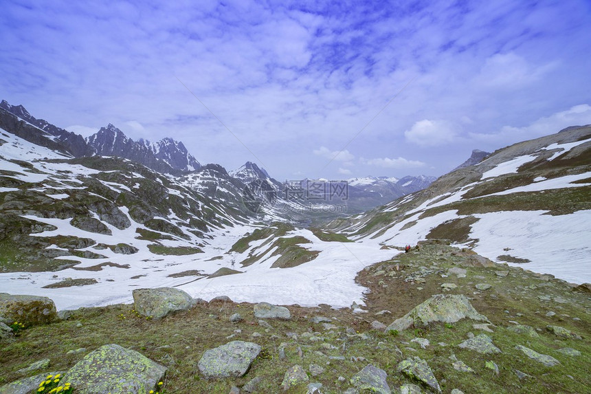 雪山和石头图片