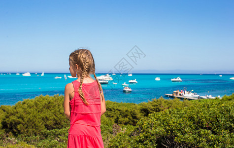 小女儿在撒丁岛欣赏碧绿的大海的美丽景色图片