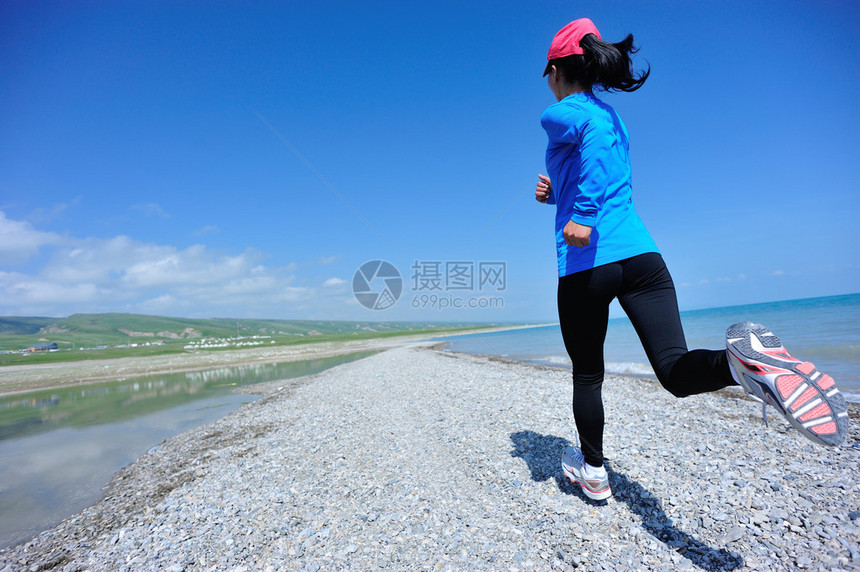 青海湖石滩上奔跑的女跑者图片