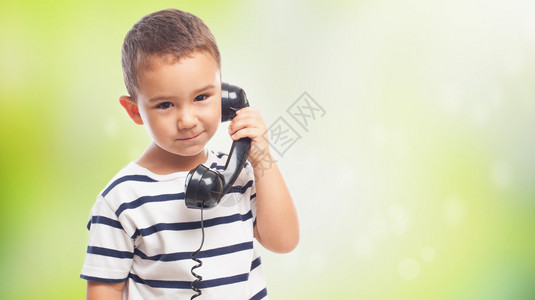 一个小男孩在电话图片