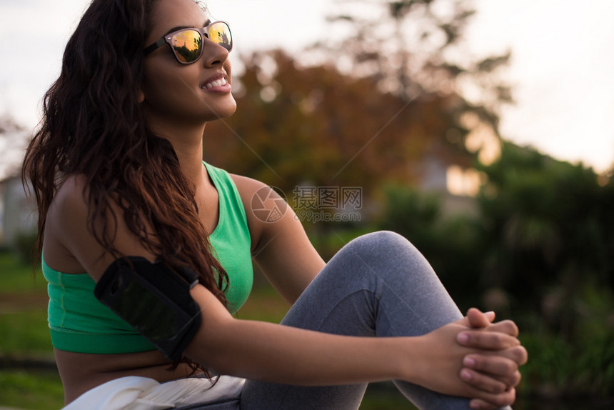 在城市公园放松的健身女跑步者图片