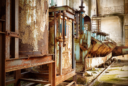 废弃的工厂锈迹斑的机器图片