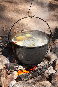 在野营篝火上煮鱼汤图片