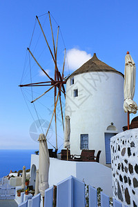 桑托里尼岛传统风车在阳图片