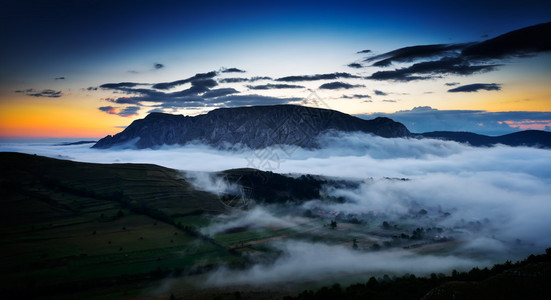 在罗马尼亚阿尔巴Alba的雾中美图片