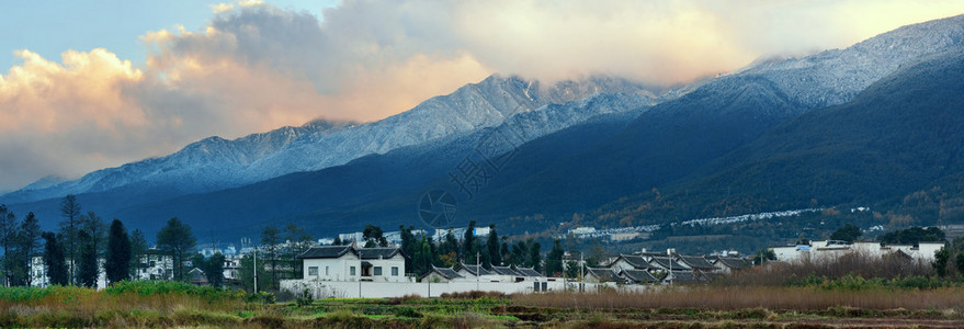 Dali老城屋顶风景雪盖背景图片