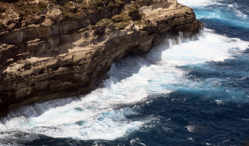 波涛汹涌的海面上非常高的悬崖有许多波浪图片