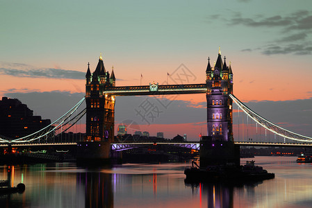 伦敦泰晤士河上的塔桥剪影图片