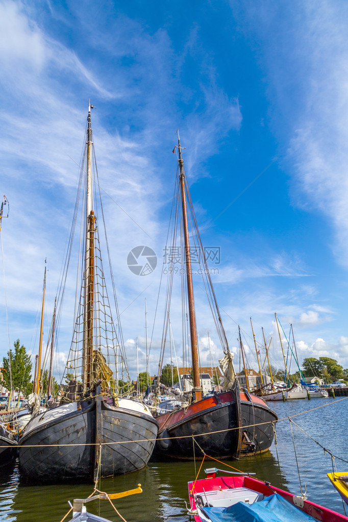 荷兰哈灵根有旧船的码头图片