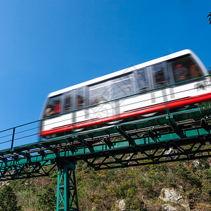 观光火车穿过庐山的背景图片