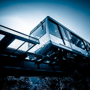 观光火车穿过庐山的背景图片