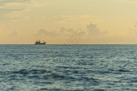 海上日落时的一艘小船图片