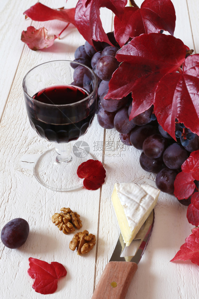 一串葡萄一杯红酒和秋叶重点选择图片