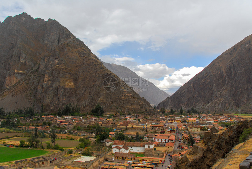 Ollantaytambo古老的印加堡垒和城镇圣谷ValleSagrado的山丘图片