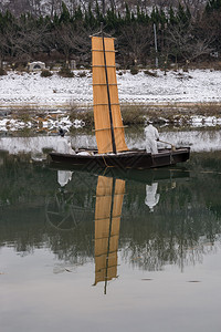 漂浮在河的传统韩国小船图片