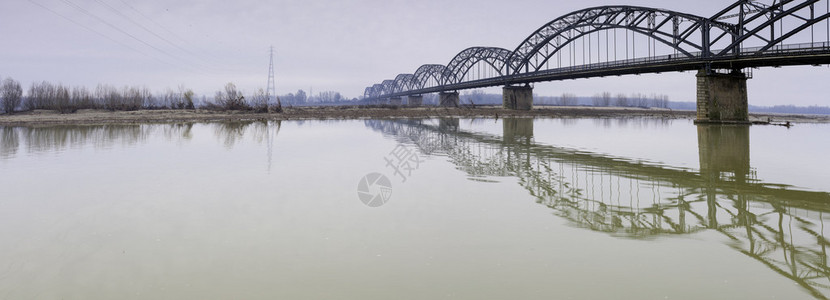 Gerola桥冬季风景图片