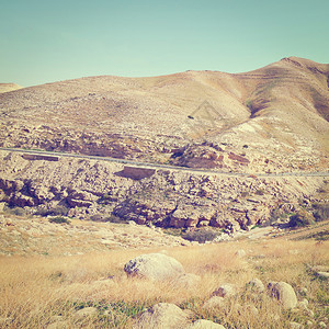 以色列Judean山沙丘的Meanding路图片