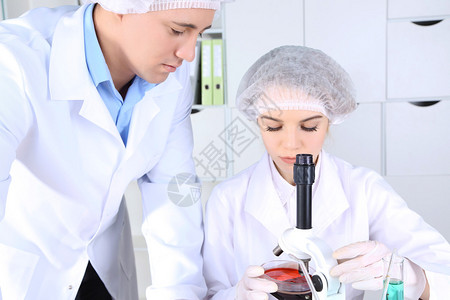 实验室内显微镜的男科学图片
