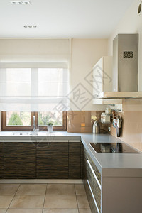 具有现代化家具的厨房内部图片