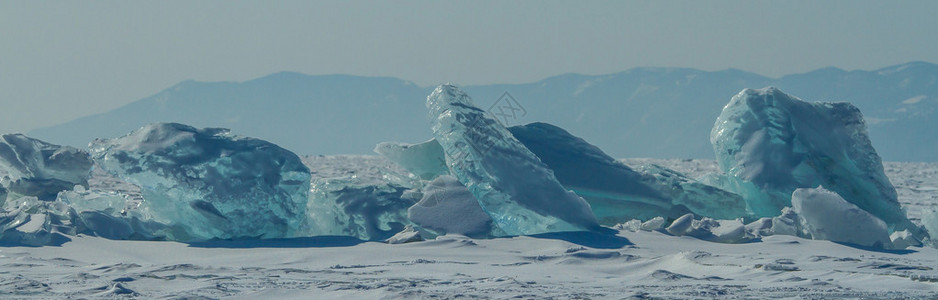 贝加尔湖上的冰块图片