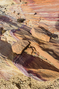 内华达沙漠中被侵蚀的沙石丘岩层图片