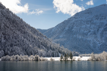 蓝色多云的天空与美妙的冬季湖景图片