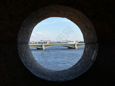 俄罗斯圣彼得堡市通过石窗查看图片