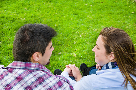 年轻男子和年轻女子在公园里微笑图片