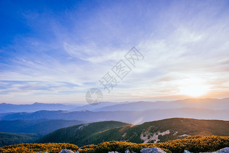 天空下的山风景与云彩图片