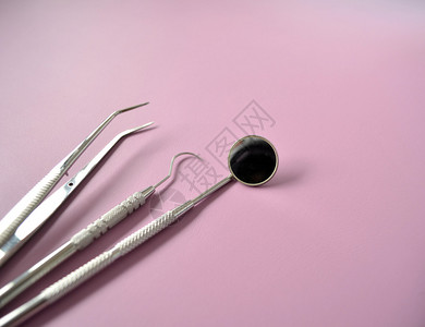 牙科单元上的一套不锈钢牙科设备图片