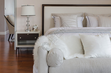 家中豪华卧室地毯上的豪华灰色沙发背景图片