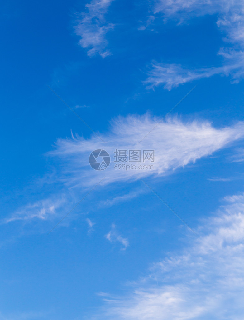 美丽的云彩映衬着蓝天图片