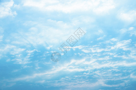蓝天上美丽的云彩图片