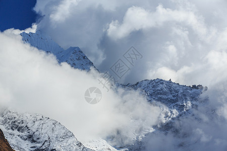 喜马拉雅山的高山风光白雪皑的山脉图片