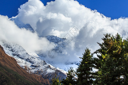 喜马拉雅山的高山风光白雪皑的山脉图片