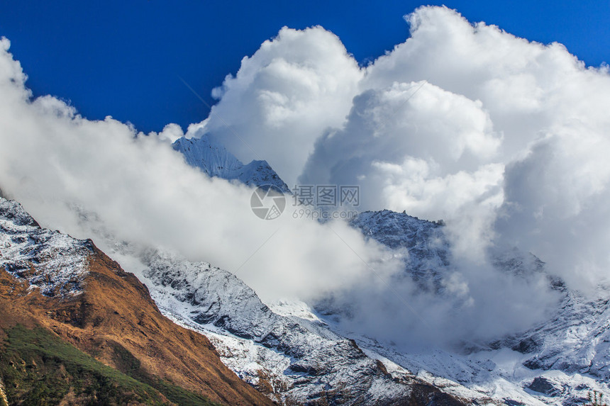 喜马拉雅山的高山风光白雪皑的山脉图片